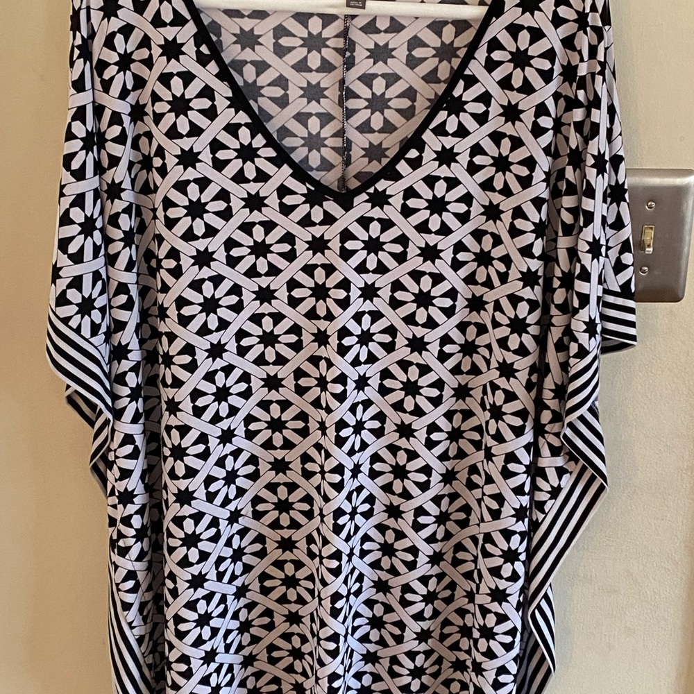 Roz & Ali Black and White Top